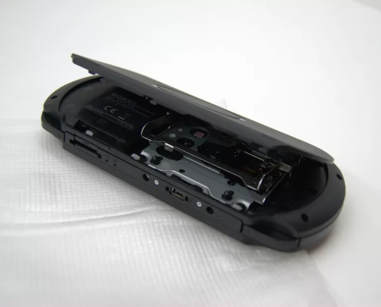 konsola-sony-psp-street-e1004-jak-nowa-ean-gtin-711719182184