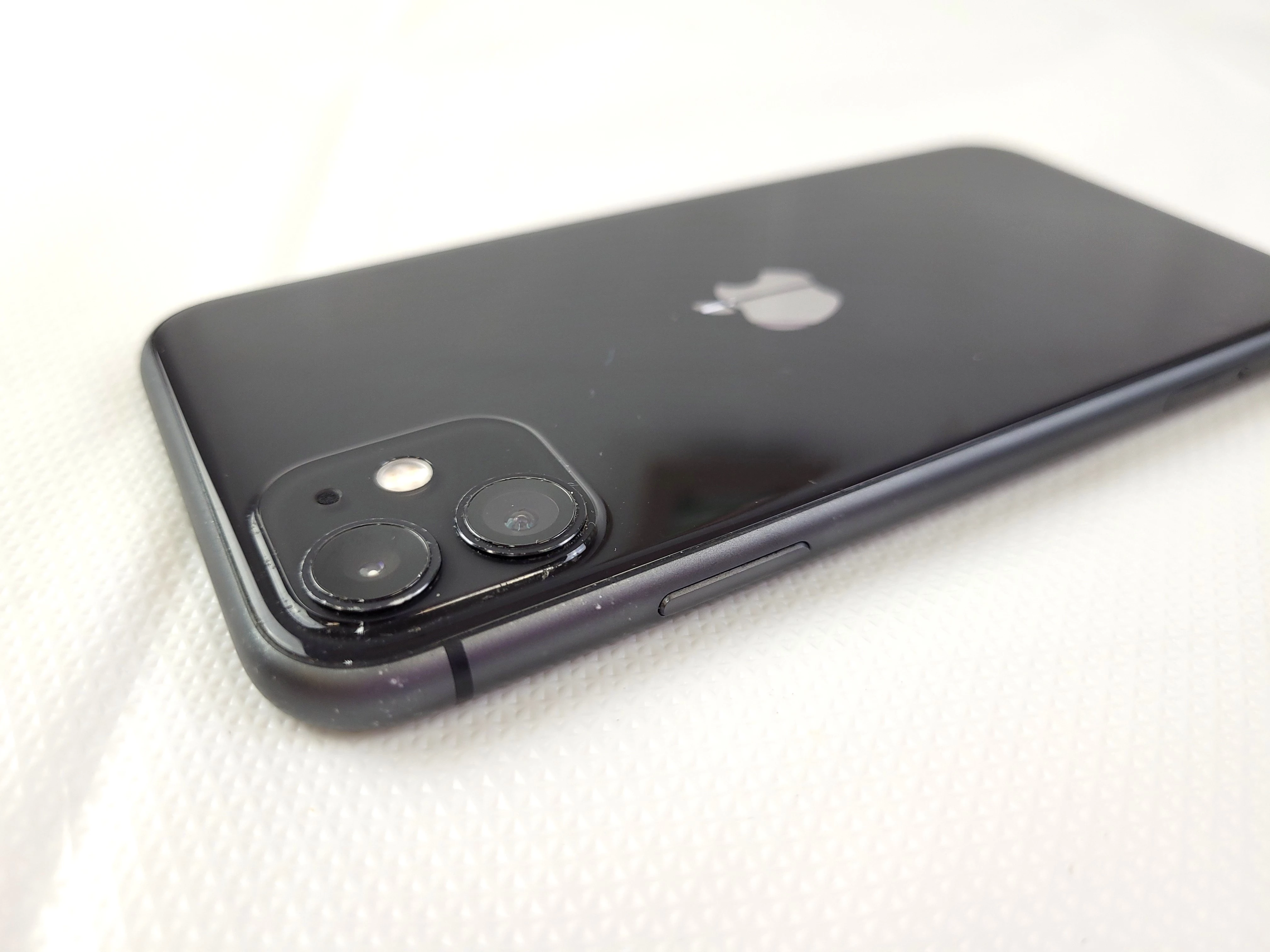 smartfon-apple-iphone-11-4-gb-64-gb-zbity-tyl-przekatna-ekranu-61