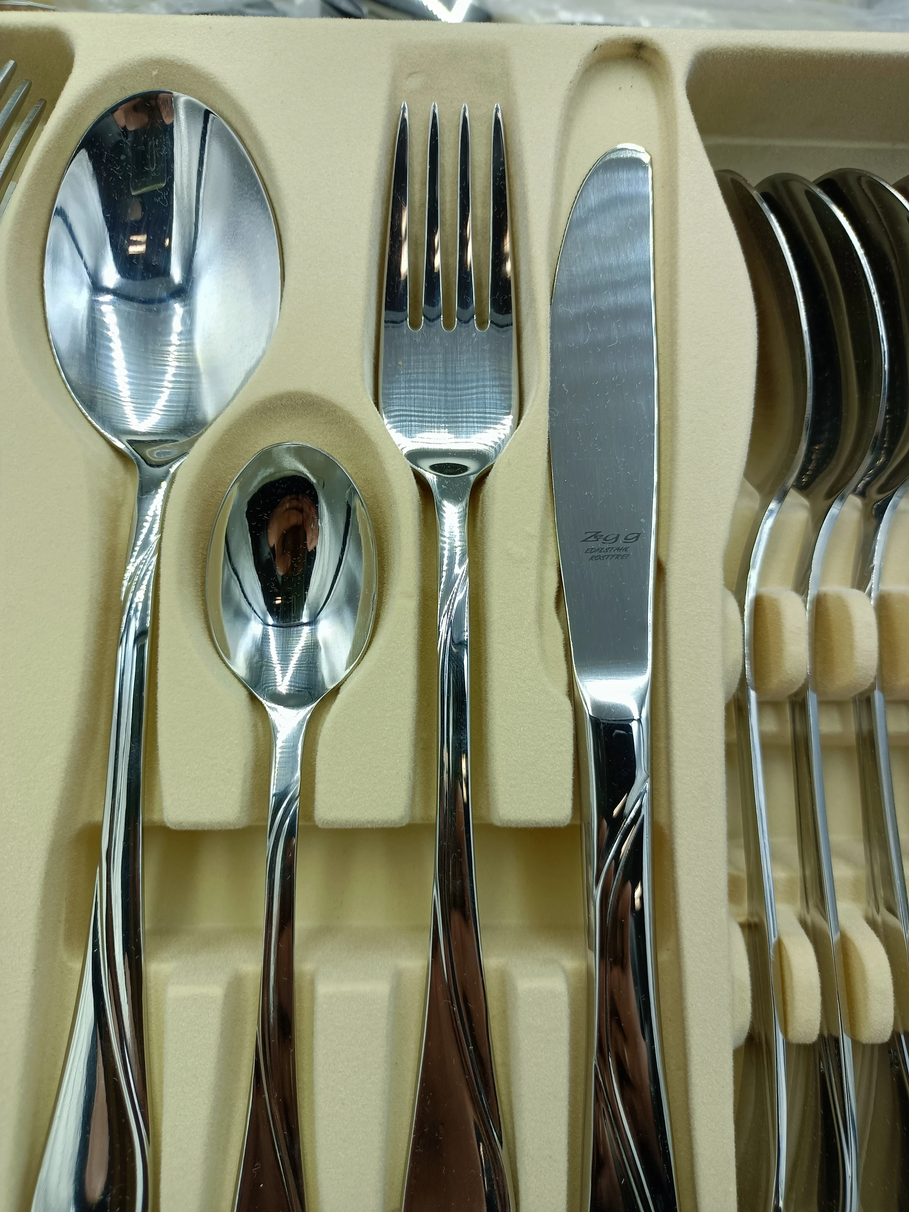 zestaw-sztuccow-zegg-dla-12-osob-w-walizce-72-czes-stan-powystawowy