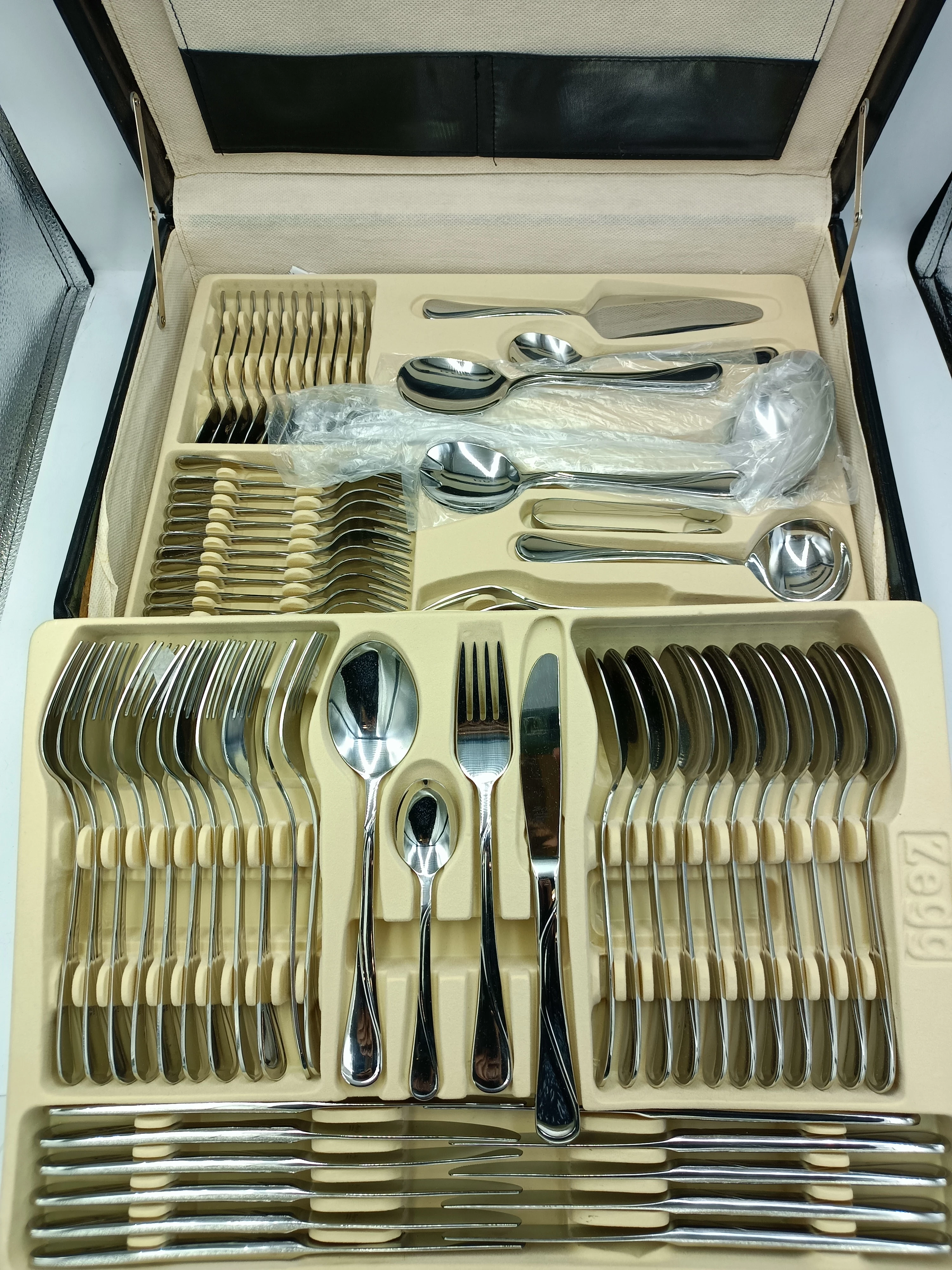 zestaw-sztuccow-zegg-dla-12-osob-w-walizce-72-czes-krolowej-jadwigi-20d-dabrowa-gornicza