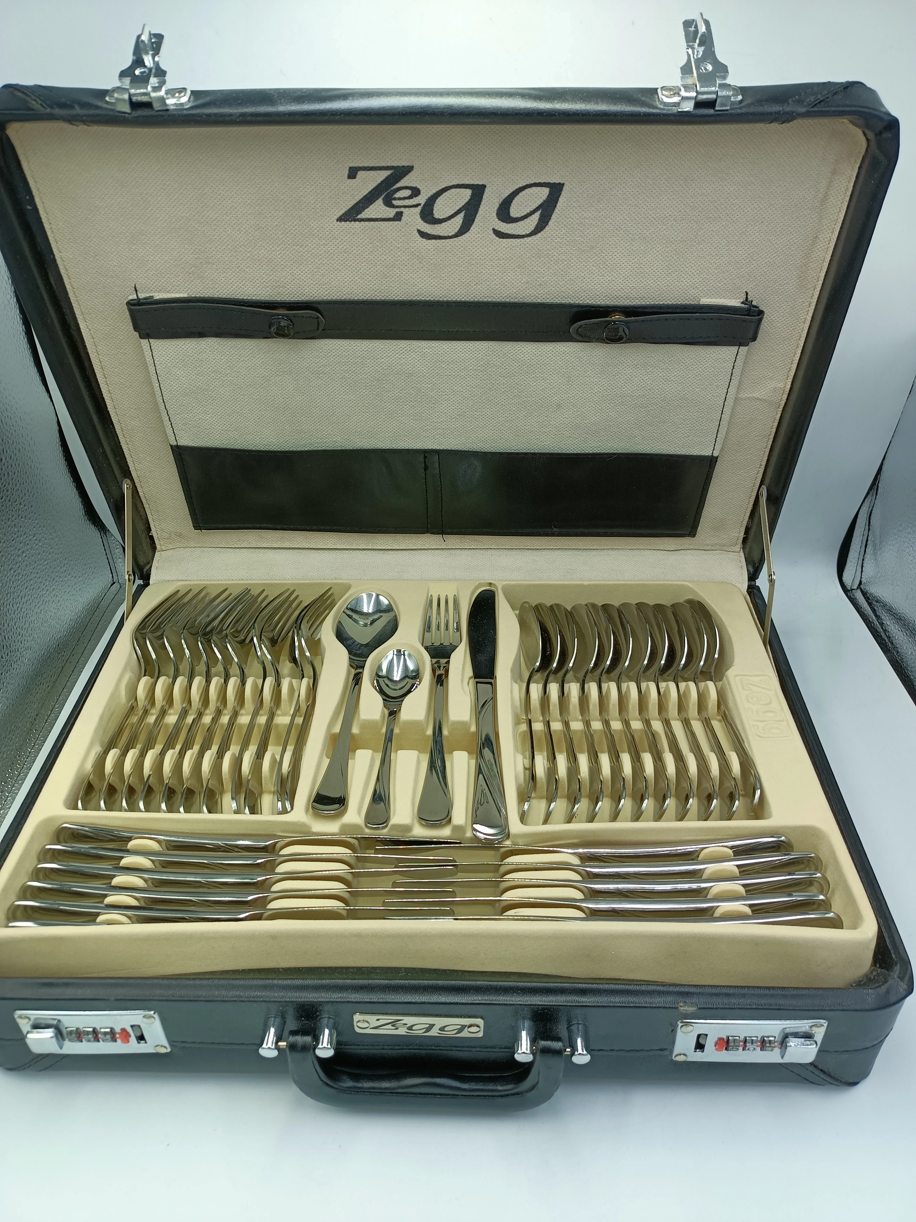 zestaw-sztuccow-zegg-dla-12-osob-w-walizce-72-czes-linia-zegg