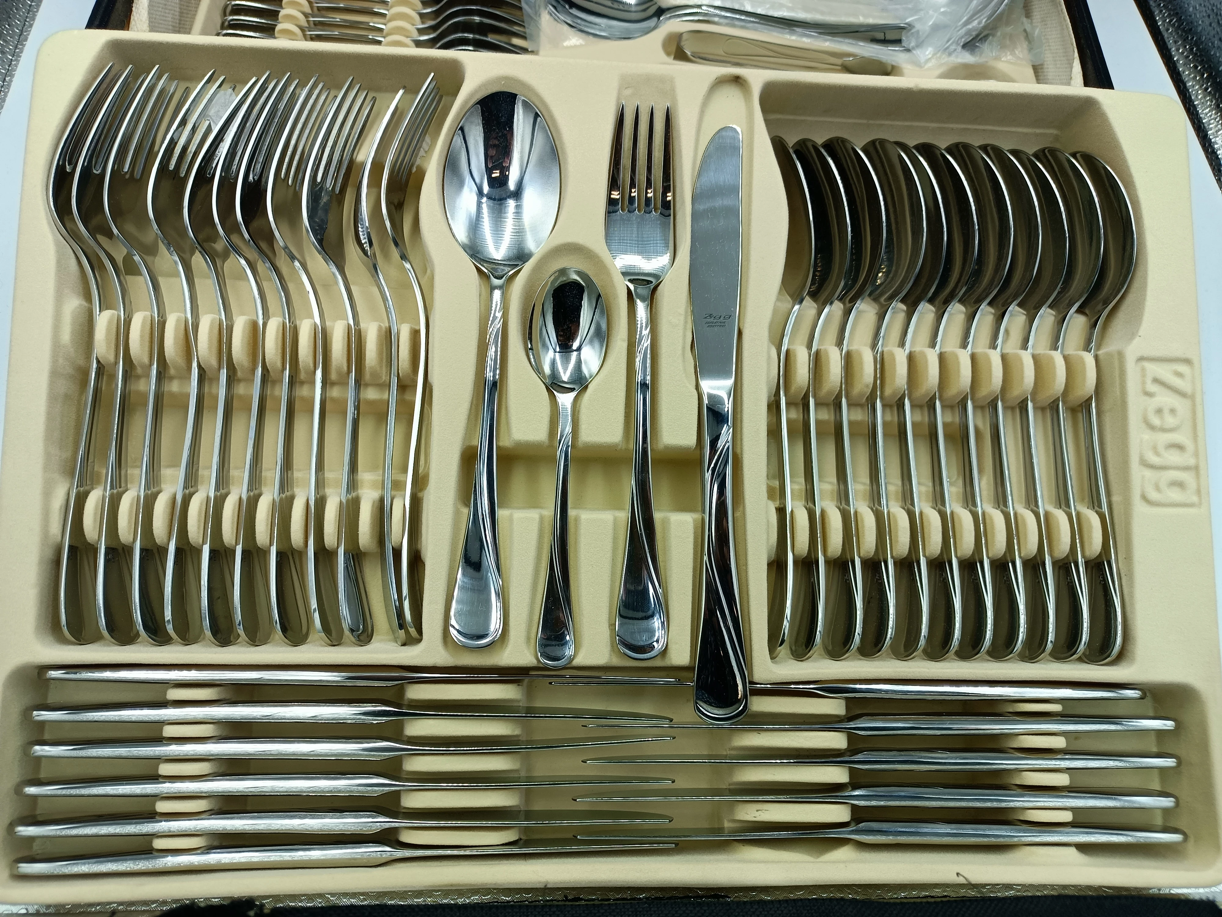 zestaw-sztuccow-zegg-dla-12-osob-w-walizce-72-czes-kod-producenta-000