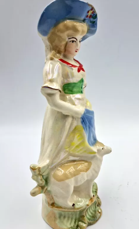 PORCELANOWA FIGURKA, PASTERKA Z OWCA
