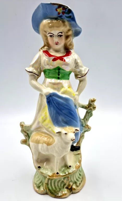PORCELANOWA FIGURKA, PASTERKA Z OWCA