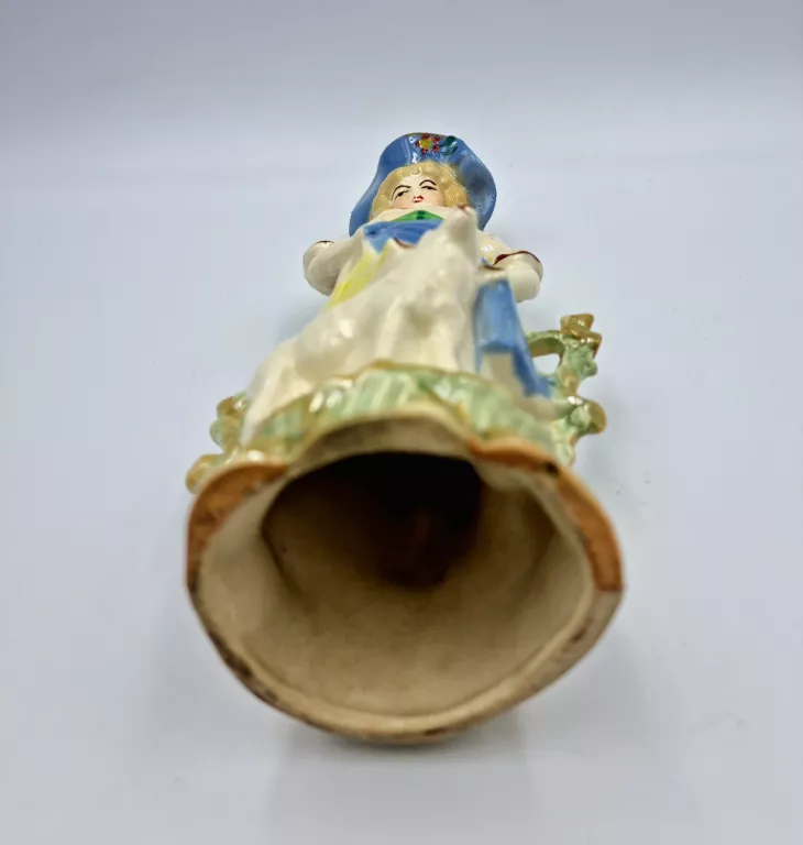 PORCELANOWA FIGURKA, PASTERKA Z OWCA