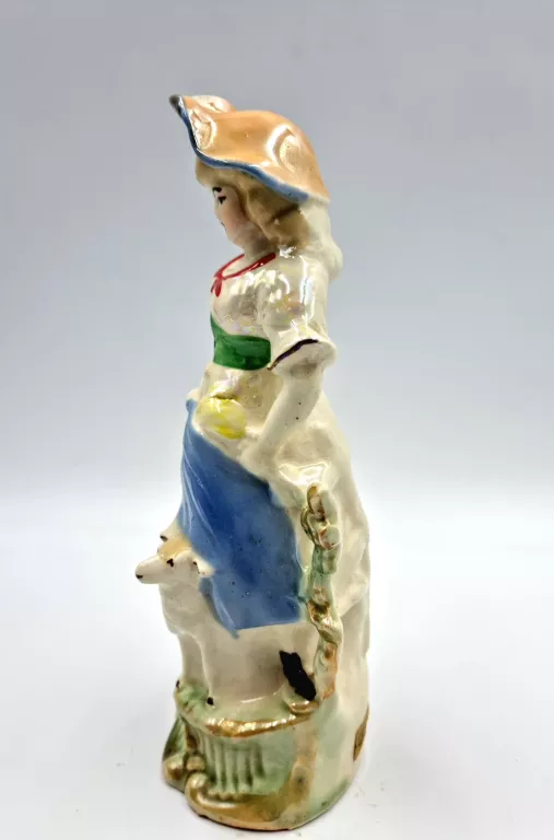 PORCELANOWA FIGURKA, PASTERKA Z OWCA