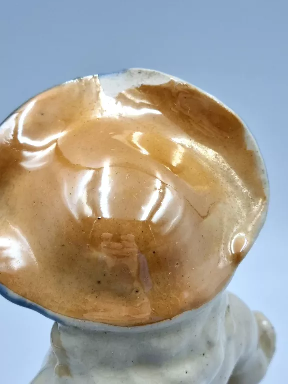 PORCELANOWA FIGURKA, PASTERKA Z OWCA
