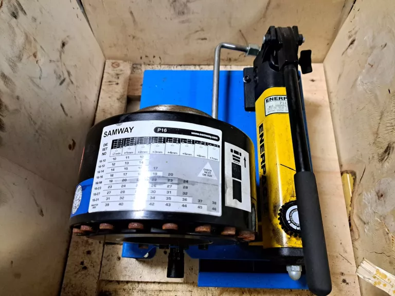 RĘCZNA ZACISKARKA DO WĘŻY HYDRAULICZNYCH BNT30A