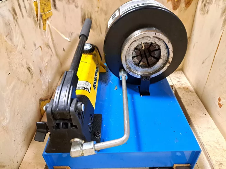RĘCZNA ZACISKARKA DO WĘŻY HYDRAULICZNYCH BNT30A
