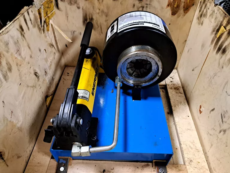 RĘCZNA ZACISKARKA DO WĘŻY HYDRAULICZNYCH BNT30A