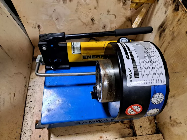 RĘCZNA ZACISKARKA DO WĘŻY HYDRAULICZNYCH BNT30A