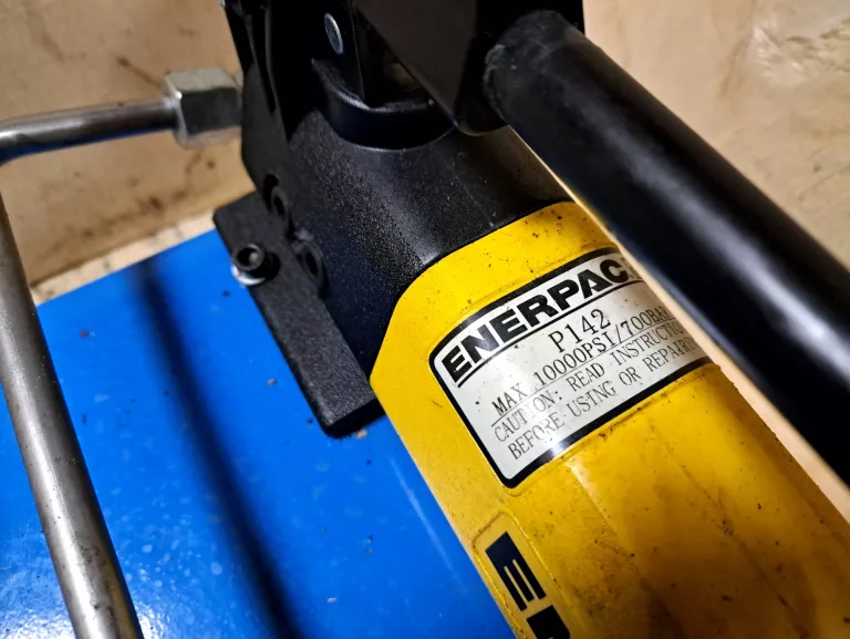 RĘCZNA ZACISKARKA DO WĘŻY HYDRAULICZNYCH BNT30A