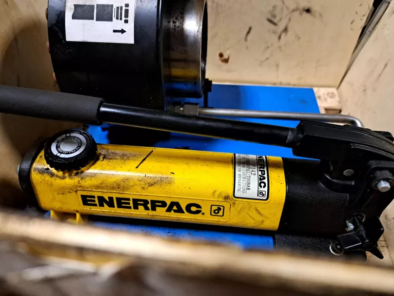 RĘCZNA ZACISKARKA DO WĘŻY HYDRAULICZNYCH BNT30A