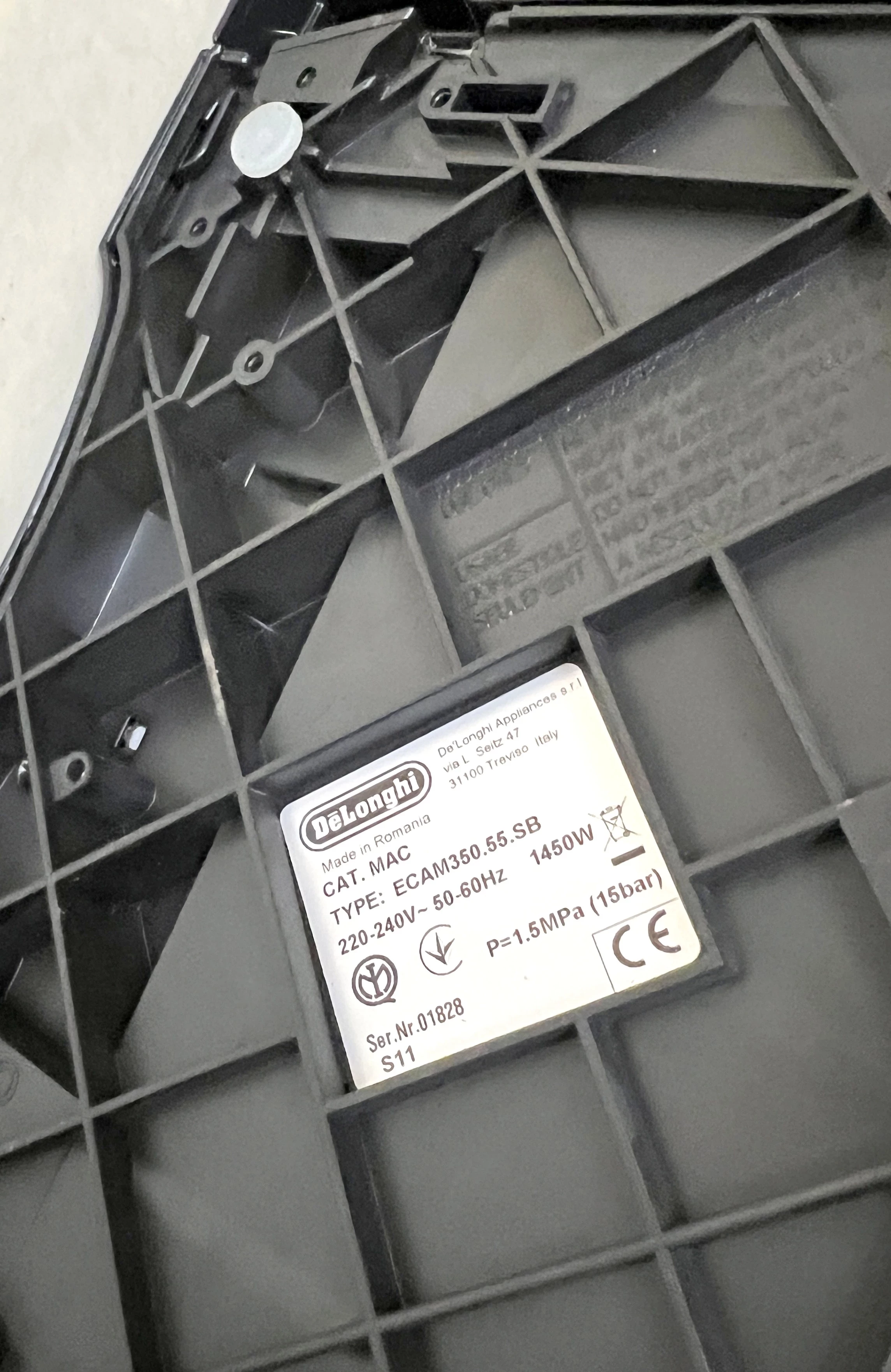 ekspres-cisnieniowy-delonghi-35055sb-1450-w-rodzaje-kawy-ziarnista