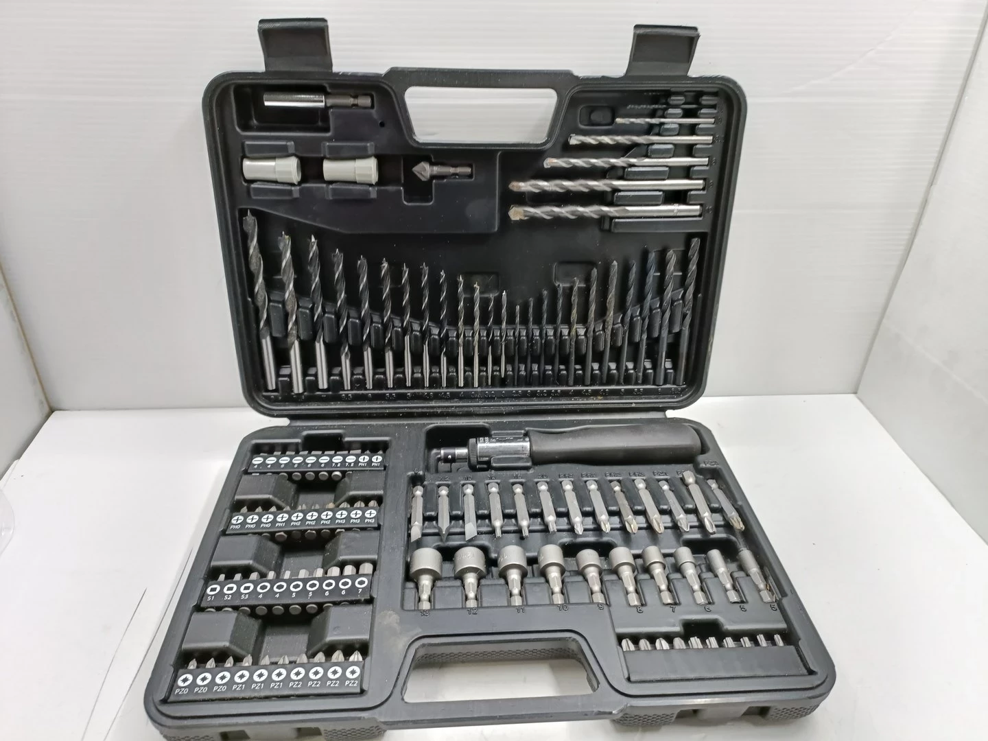 zestaw-kluczy-no-name-walizka-zielony-rynek-18-sj-wloclawek