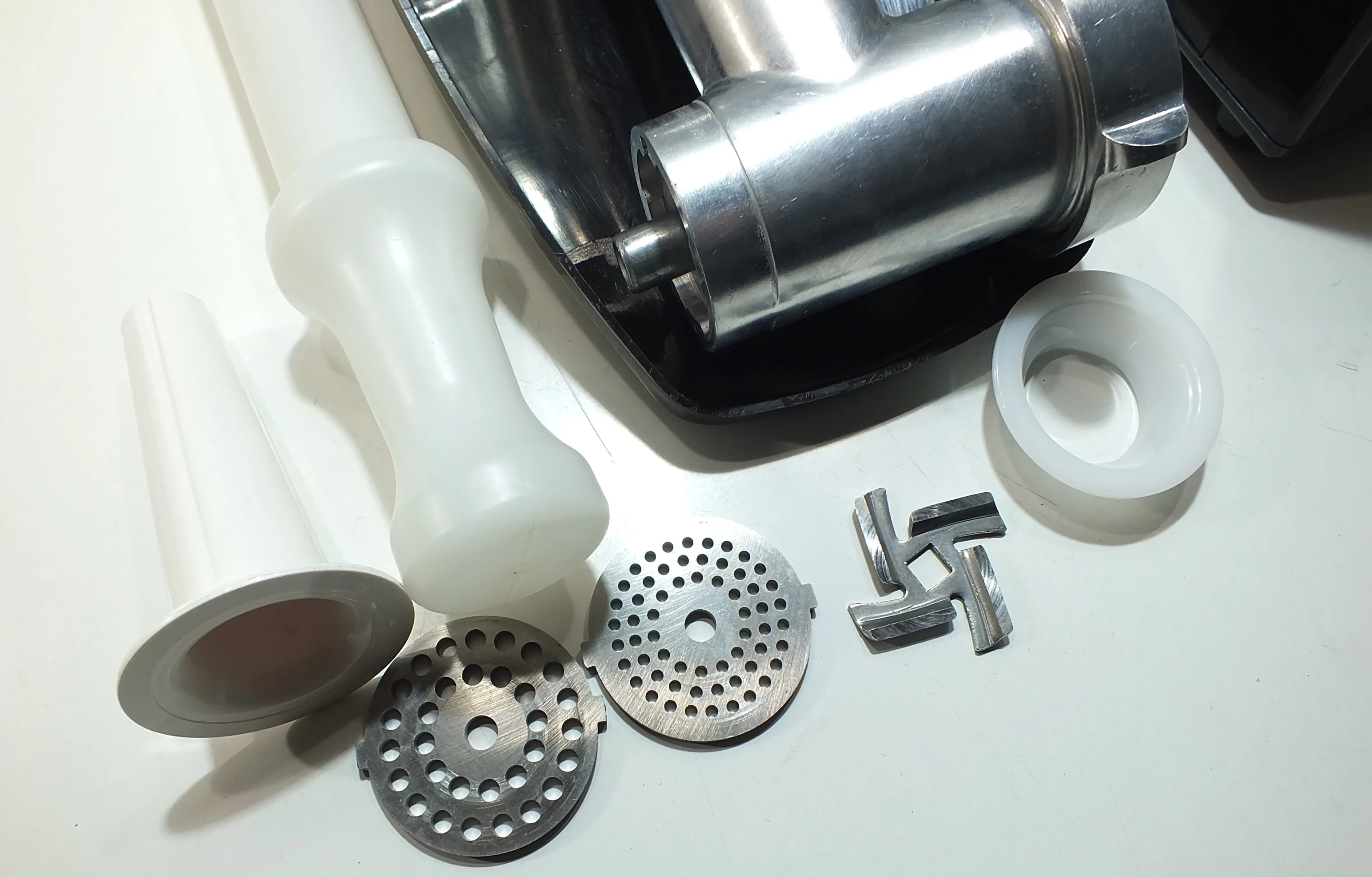 maszynka-do-mielenia-miesa-switch-on-mga0202-600w-kolor-dominujacy-czarny