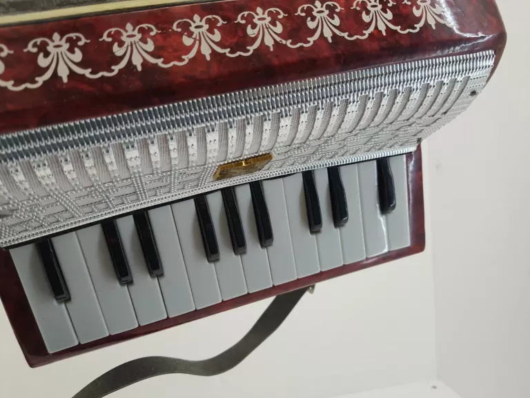 AKORDEON RAZNO MANBIW 16 BASÓW
