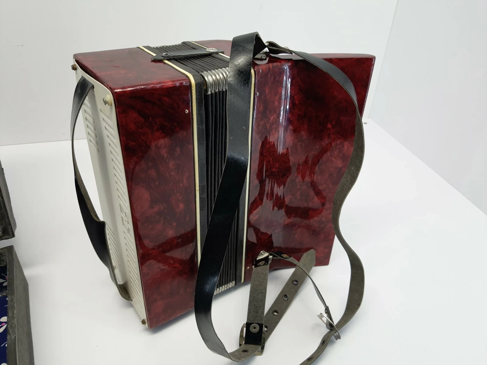 akordeon-razno-manbiw-16-basow-stan-uzywany