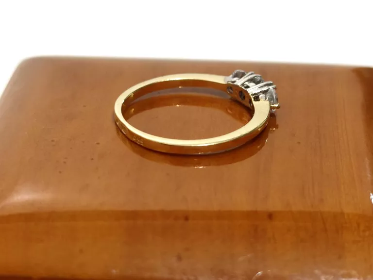 sliczny-pierscionek-z-trzema-cyrkoniami-p585-w172-r12-material-15835-2