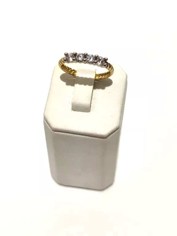 PIĘKNY PLECIONY PIERŚCIONEK Z CZTEREMA CYRKONIAMI P.585 W.1,52 R.11