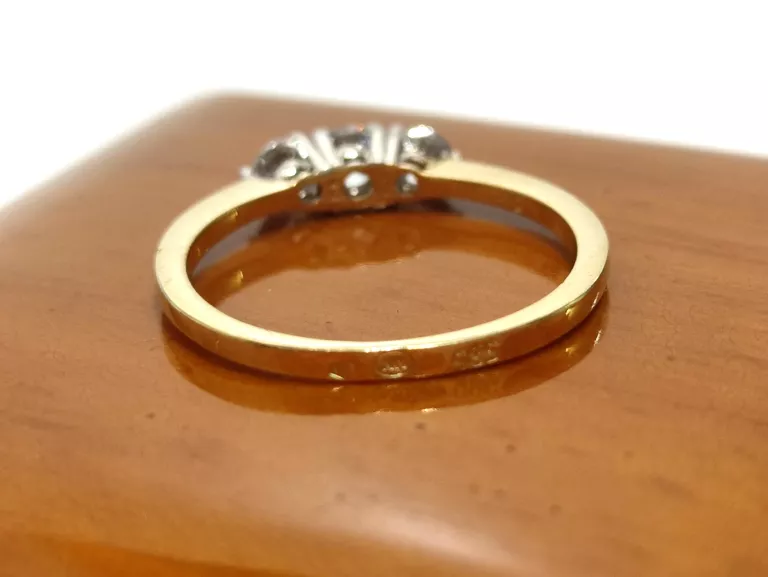 ŚLICZNY PIERŚCIONEK Z TRZEMA CYRKONIAMI P.585 W.1,72 R.12