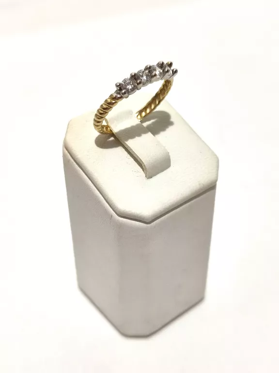 PIĘKNY PLECIONY PIERŚCIONEK Z CZTEREMA CYRKONIAMI P.585 W.1,52 R.11