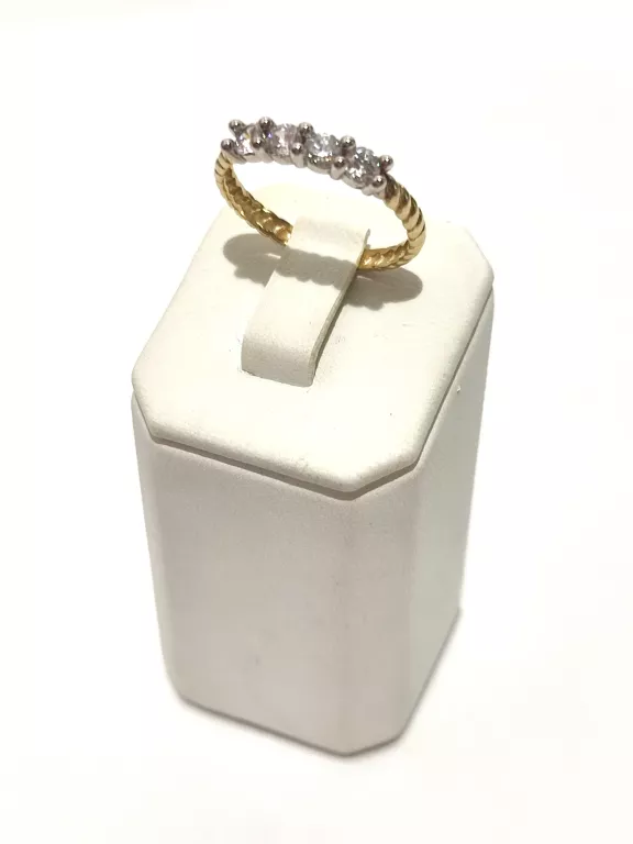 PIĘKNY PLECIONY PIERŚCIONEK Z CZTEREMA CYRKONIAMI P.585 W.1,52 R.11