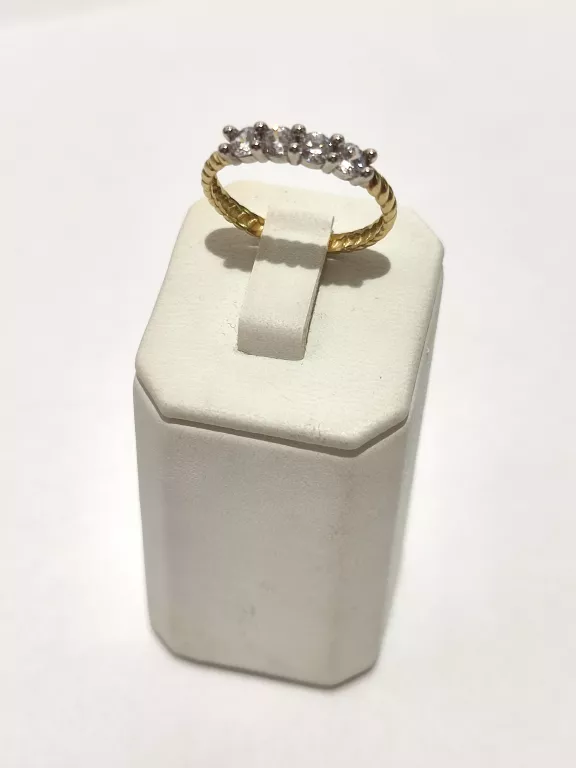 PIĘKNY PLECIONY PIERŚCIONEK Z CZTEREMA CYRKONIAMI P.585 W.1,52 R.11