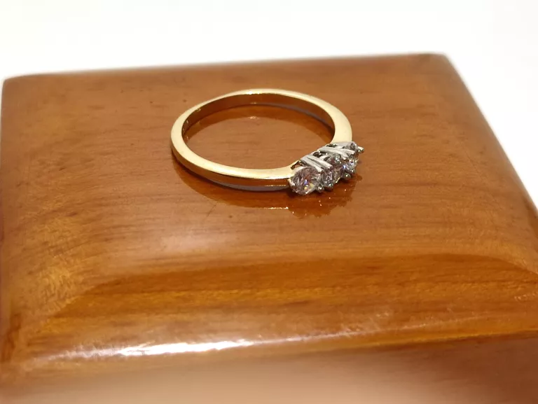 sliczny-pierscionek-z-trzema-cyrkoniami-p585-w172-r12-rodzaj-2205-2