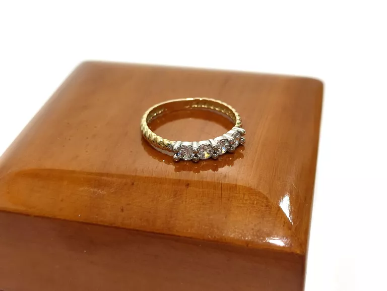 piekny-pleciony-pierscionek-z-czterema-cyrkoniami-p585-w152-r11-waga-145