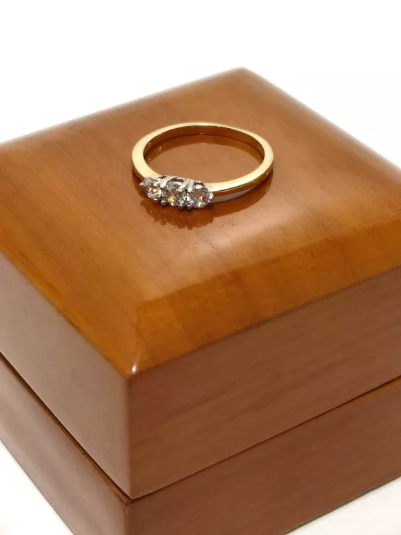 ŚLICZNY PIERŚCIONEK Z TRZEMA CYRKONIAMI P.585 W.1,72 R.12