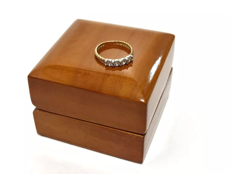 PIĘKNY PLECIONY PIERŚCIONEK Z CZTEREMA CYRKONIAMI P.585 W.1,52 R.11