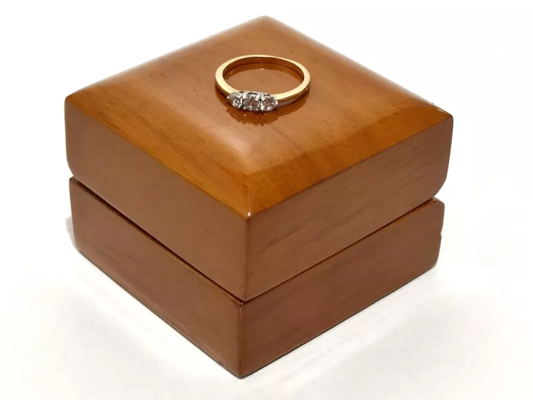 ŚLICZNY PIERŚCIONEK Z TRZEMA CYRKONIAMI P.585 W.1,72 R.12