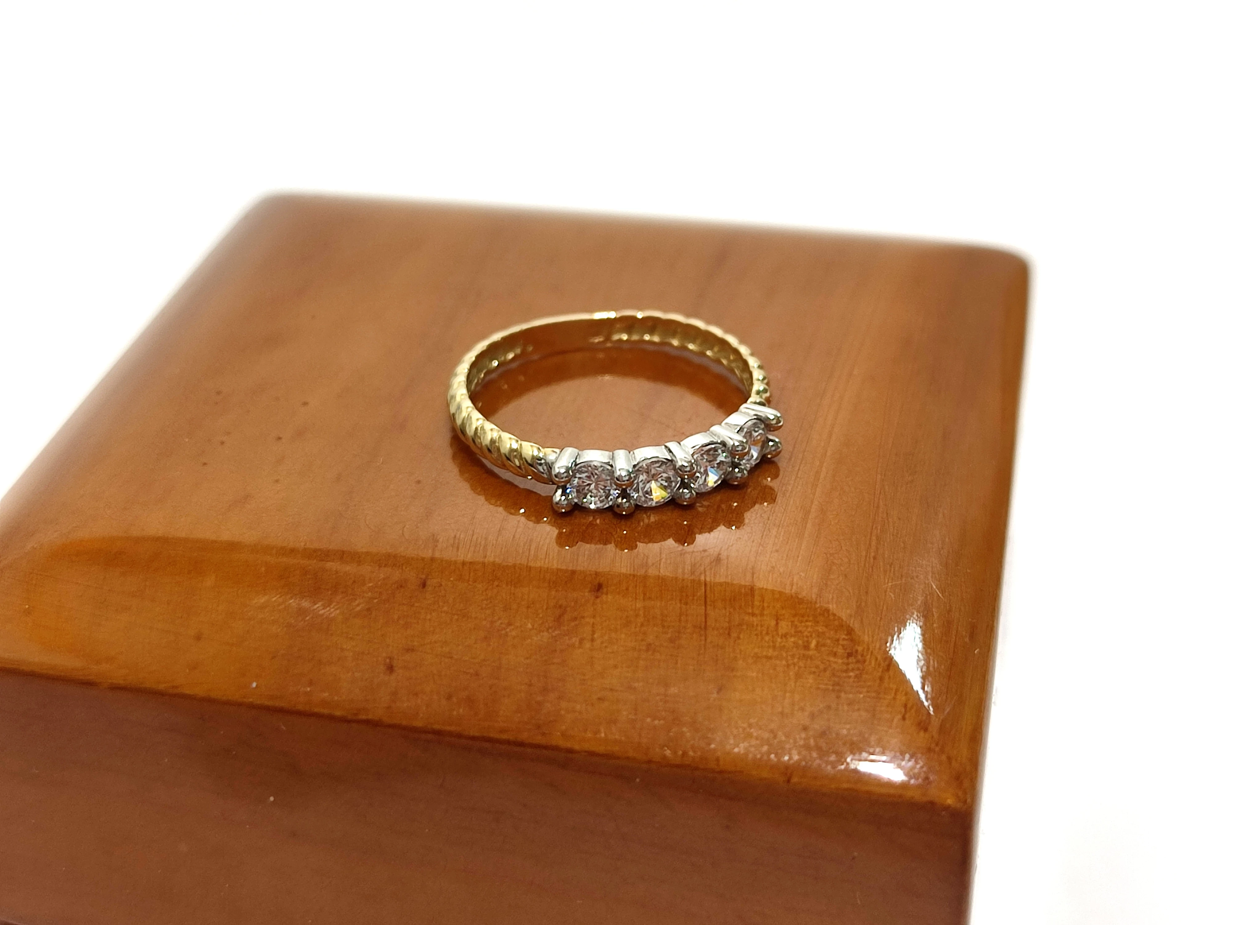 piekny-pleciony-pierscionek-z-czterema-cyrkoniami-p585-w152-r11-waga-145