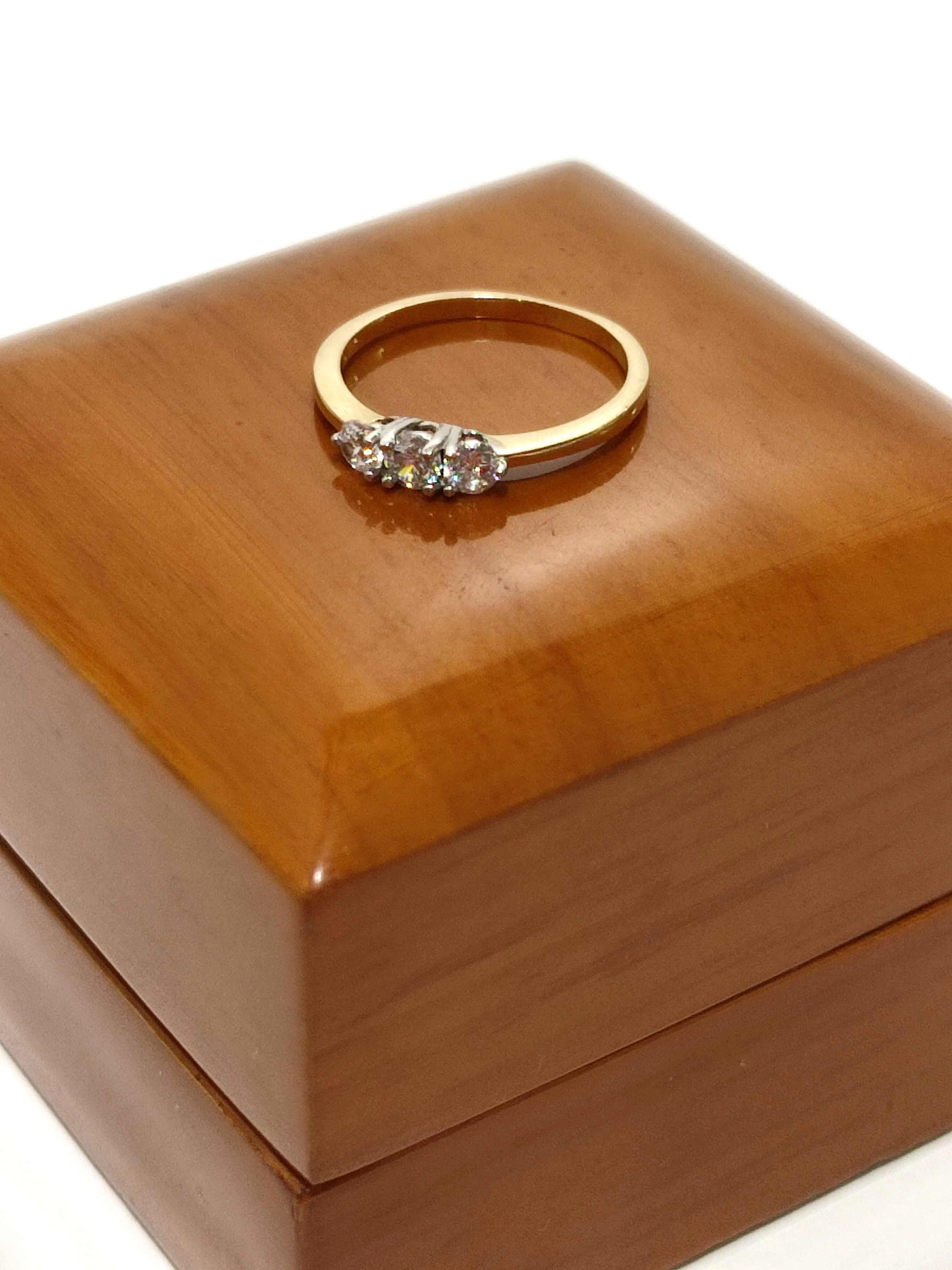 sliczny-pierscionek-z-trzema-cyrkoniami-p585-w172-r12-stan-11323-238058