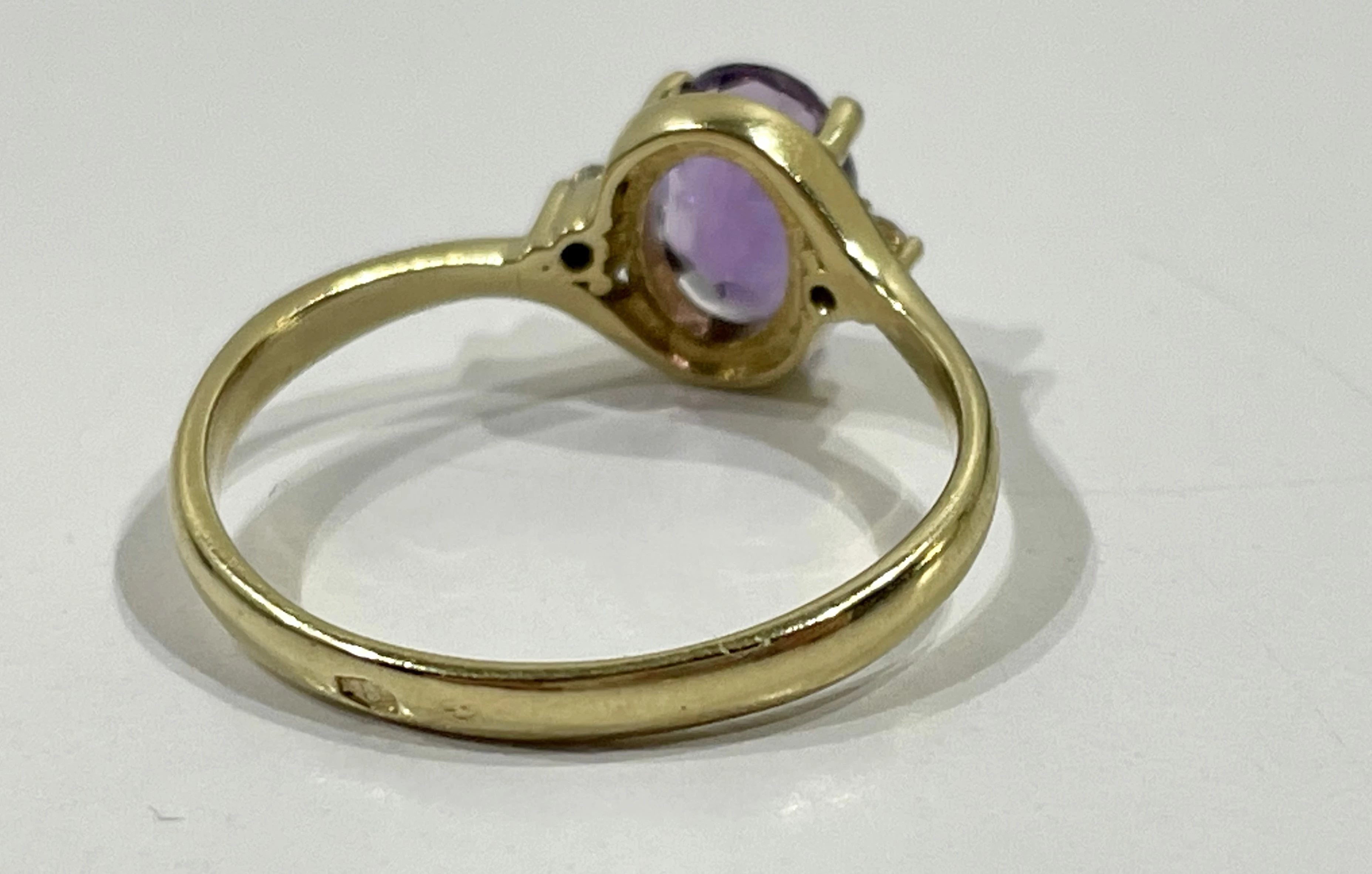 zloty-pierscionek-fioletowe-cyrkonie-302-585-r19-kolor-dominujacy-zloty