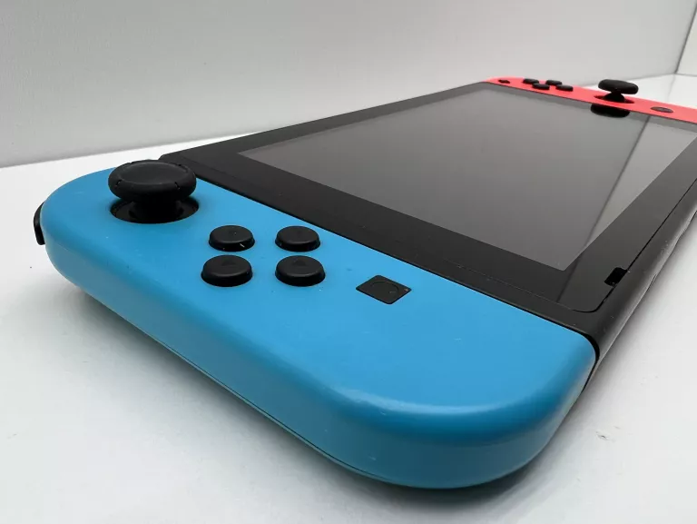 konsola-nintendo-switch-liczba-kontrolerow-w-zestawie-2