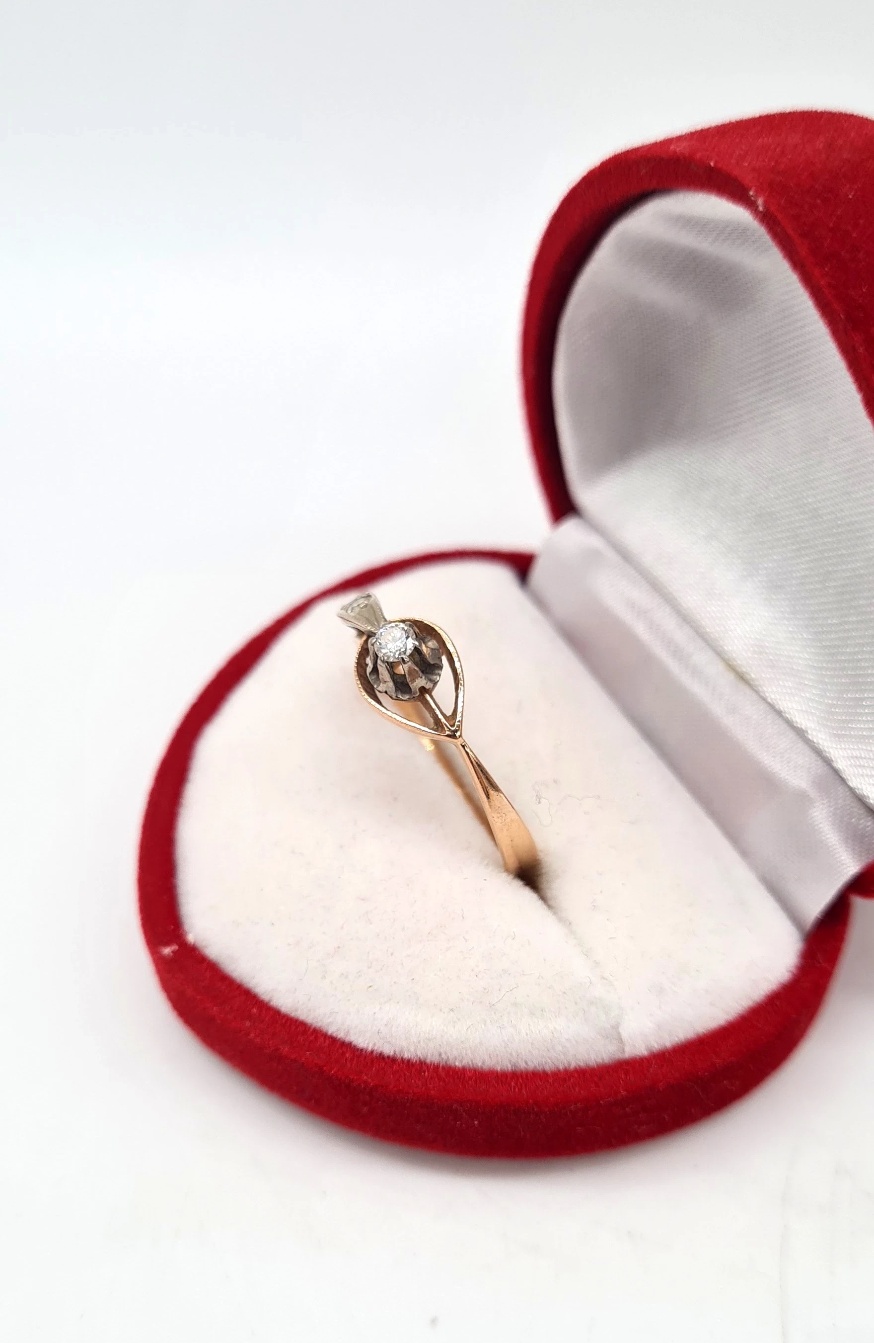 wyjatkowo-piekny-zloty-pierscionek-585225g-marka-bez-marki