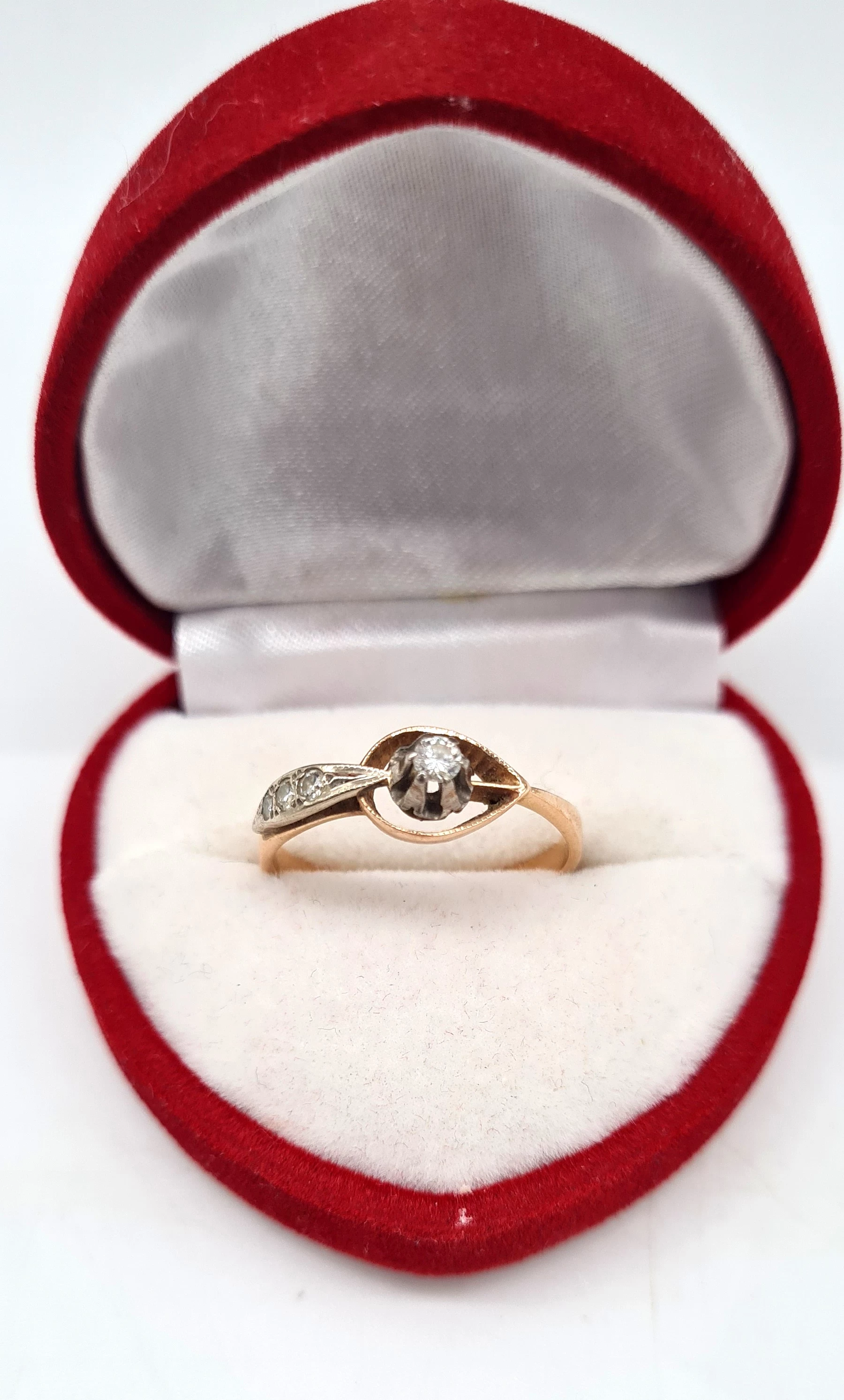 wyjatkowo-piekny-zloty-pierscionek-585225g-stan-uzywany