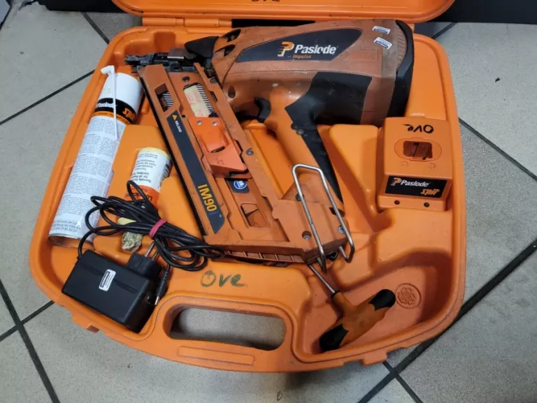 gwozdziarka-paslode-im90i-zasilanie-akumulator