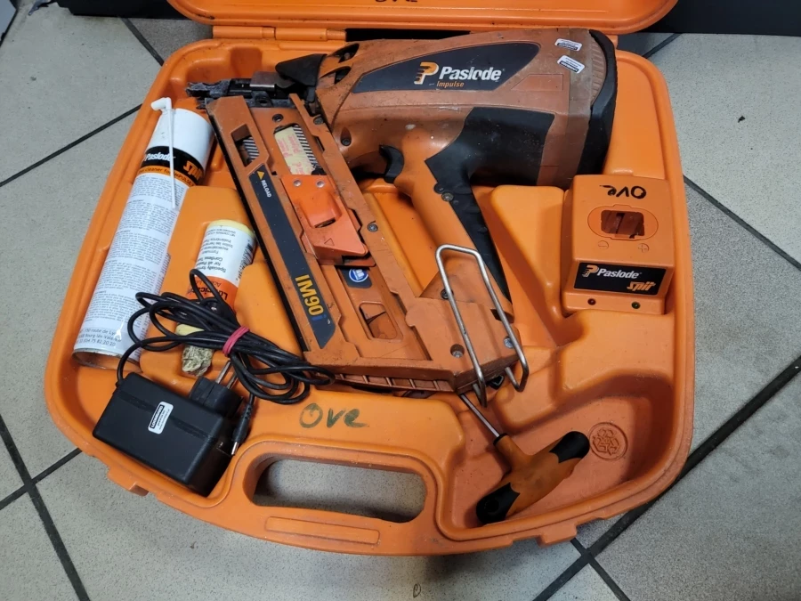 gwozdziarka-paslode-im90i-zasilanie-akumulator