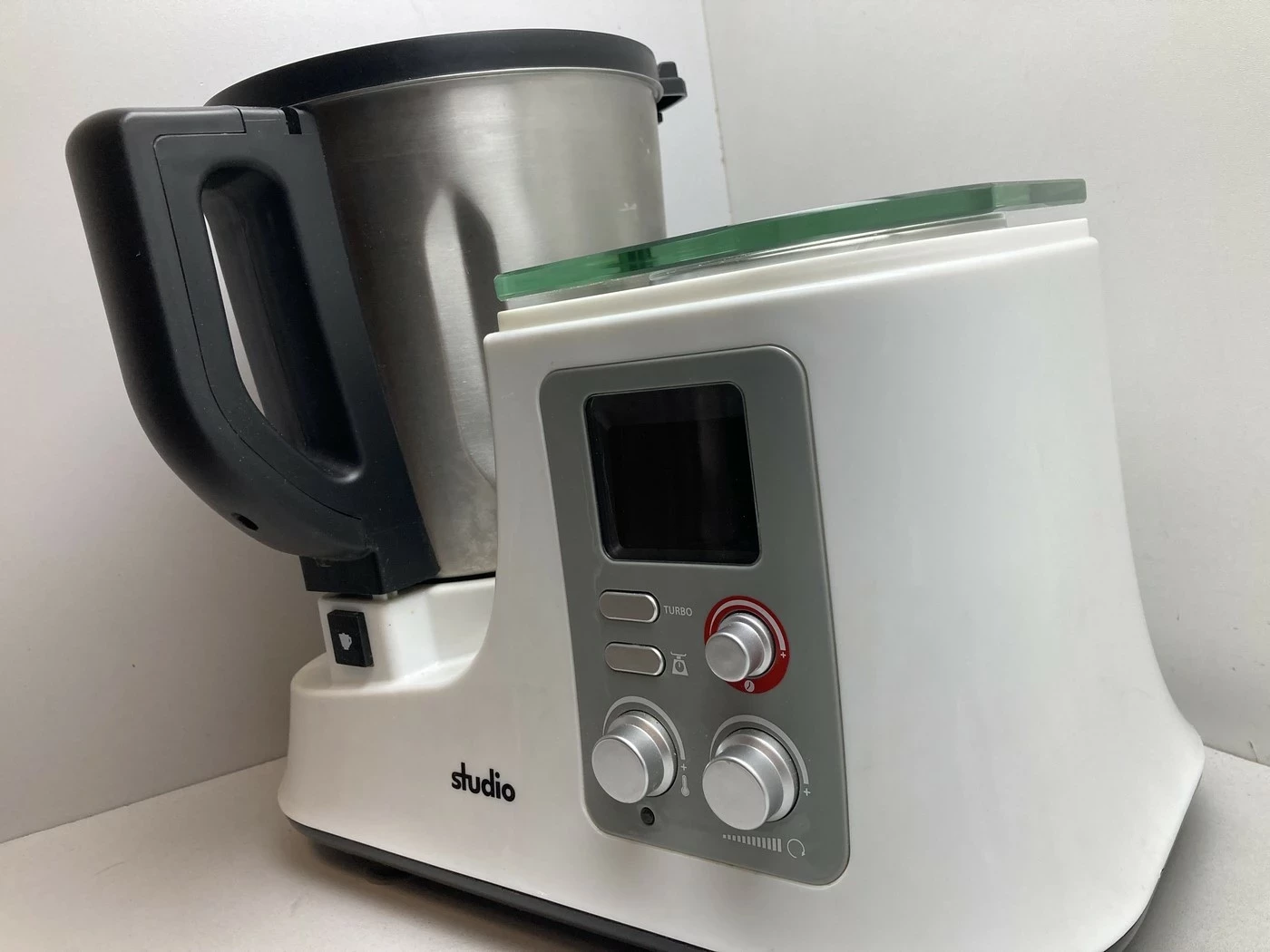 robot-kuchenny-z-funkcja-gotowania-studio-opis-funkcje-miksowanie