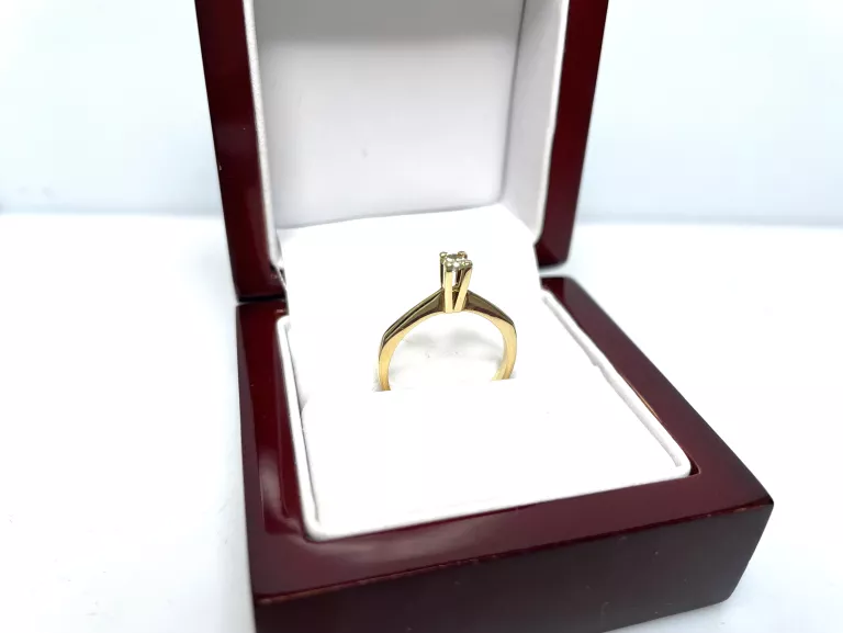 ZŁOTY PIERŚCIONEK Z WYSOKO OSADZONYM DIAMENTEM 14K