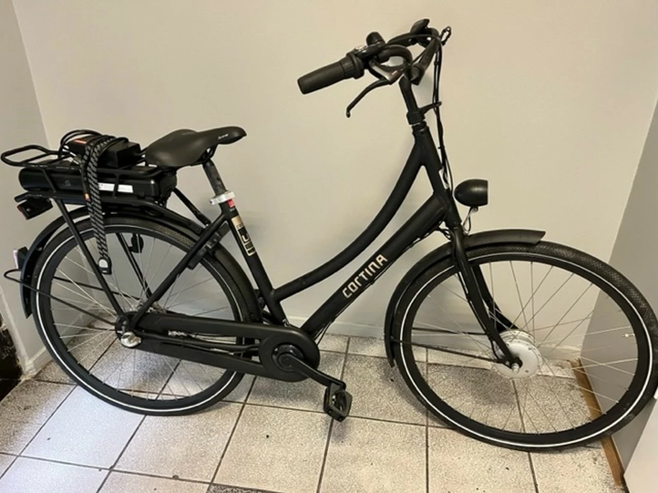 rower-elektryczny-miejski-cortina-ladczarny-stan-uzywany