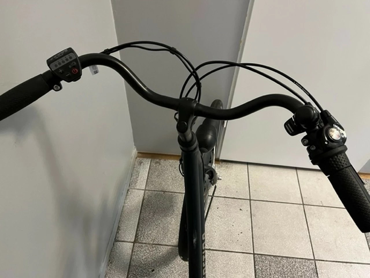 rower-elektryczny-miejski-cortina-ladczarny-rozmiar-kola-28