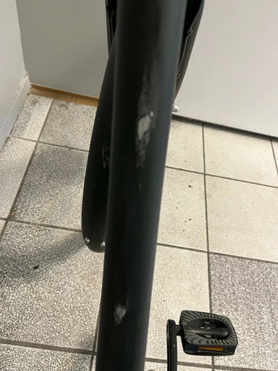 rower-elektryczny-miejski-cortina-ladczarny-kolor-czarny