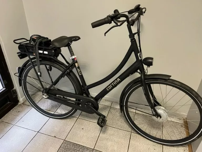 rower-elektryczny-miejski-cortina-ladczarny-ean-gtin-8717185977554