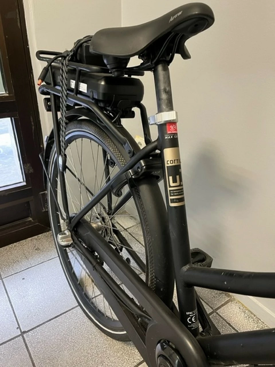 rower-elektryczny-miejski-cortina-ladczarny-kod-producenta-8717185977554