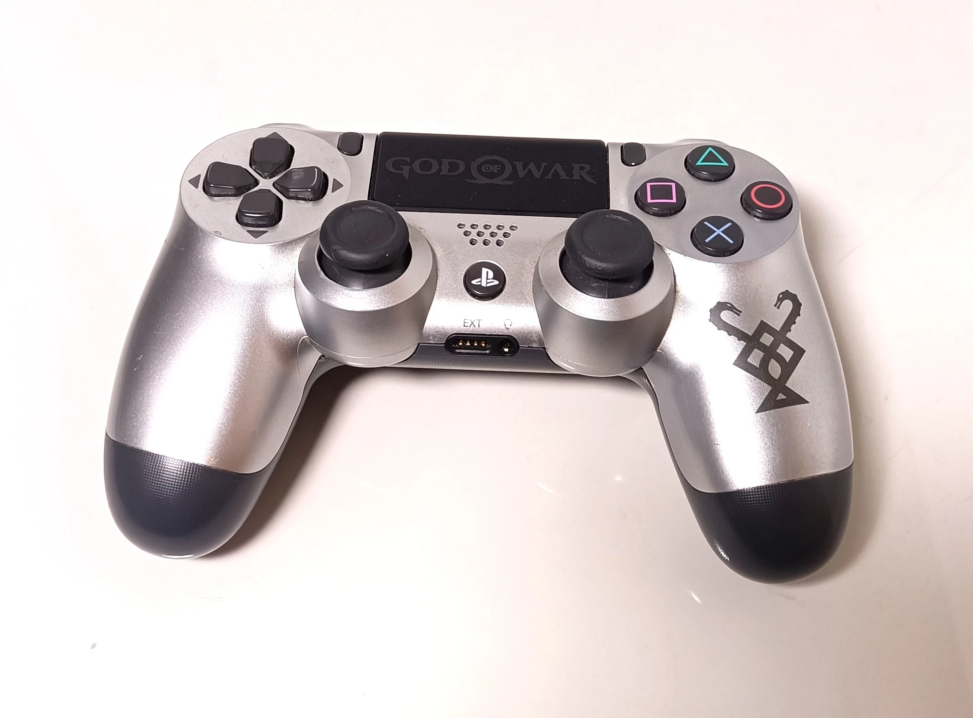 pad-ps4-edycja-god-of-war-kolor-srebrny