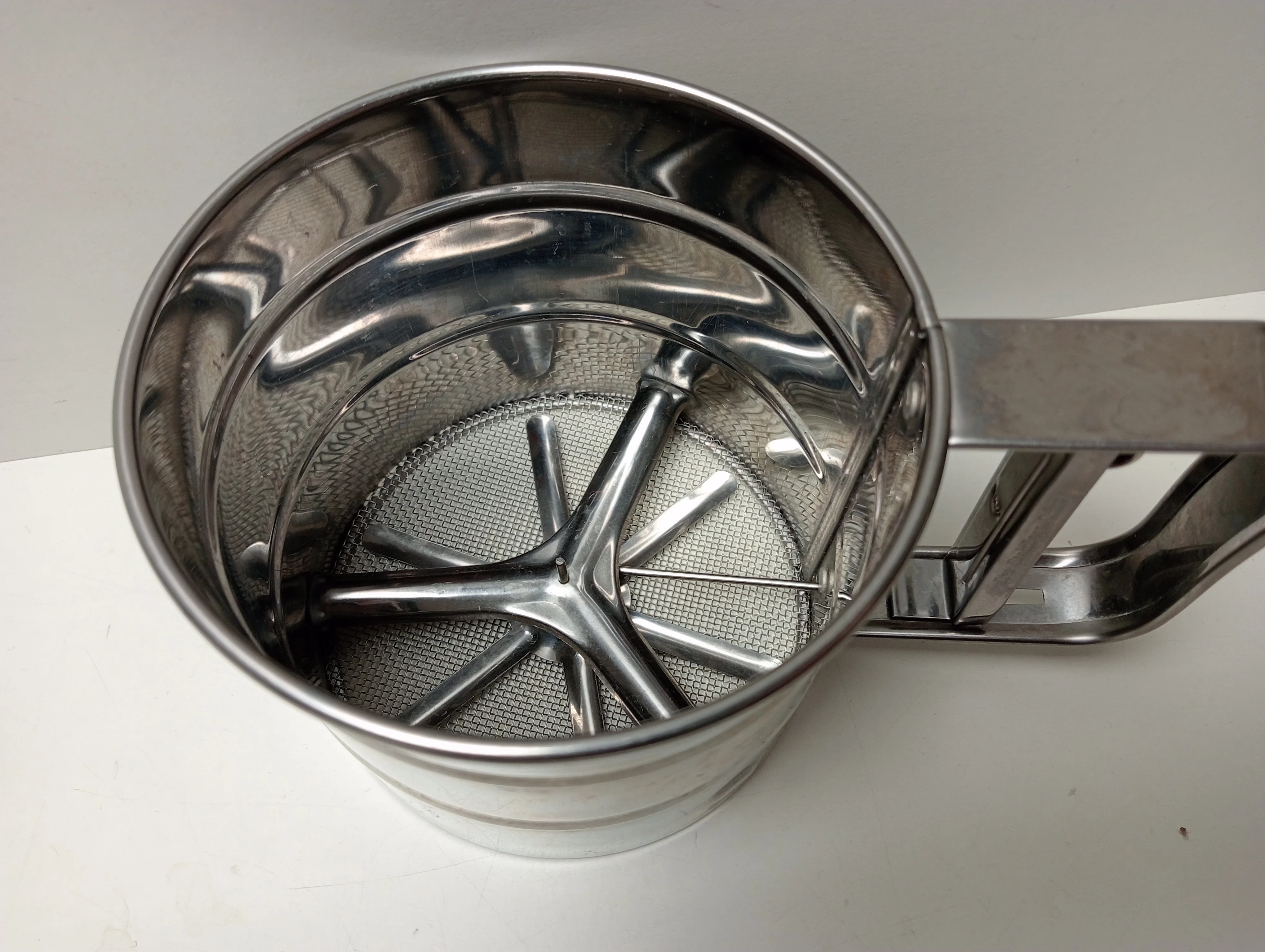 przesiewacz-sitko-maki-cukru-pudru-kubek-stalowy-rodzaj-sitko